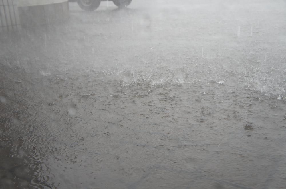 【突然のゲリラ豪雨!!　】