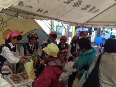【東京の商店街で北中・南中の2年生が販売体験しました】