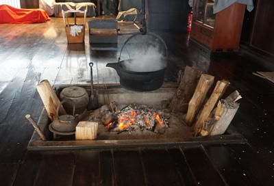 【丸大扇屋　「燻」作業中です】