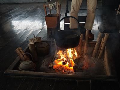 【丸大扇屋　冬の「燻し」作業中】