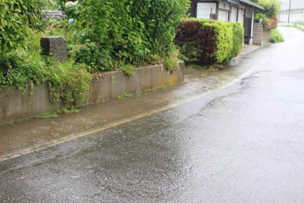 大雨、洪水警報発表中