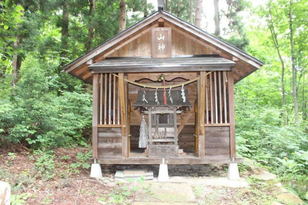 新田　山神