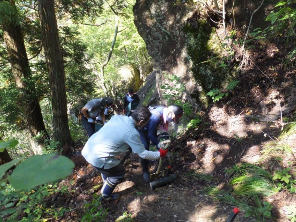 岩部山擬木階段設置作業