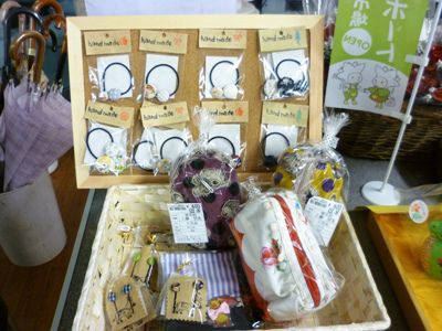 ハンドメイドの小物も充実してます