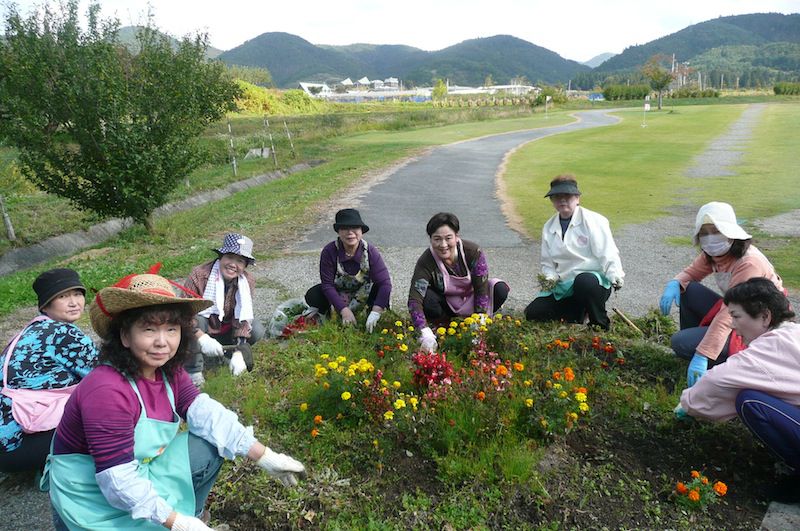 南陽市商工会女性部・花壇をきれいにしました