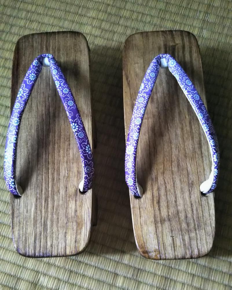 ニ枚歯の桐下駄をいただきました。
