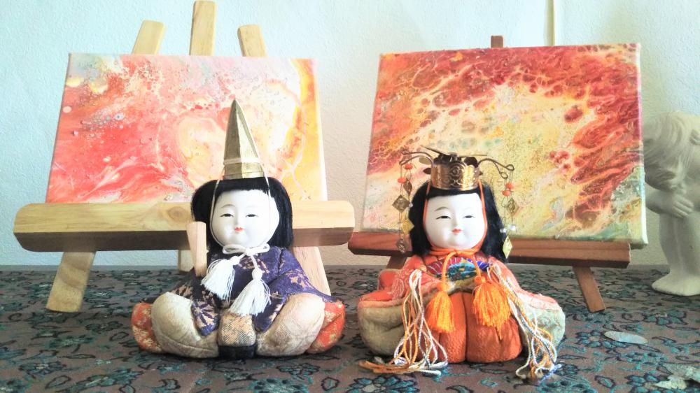 50年くらい前のお雛さまと、屏風代わりな絵