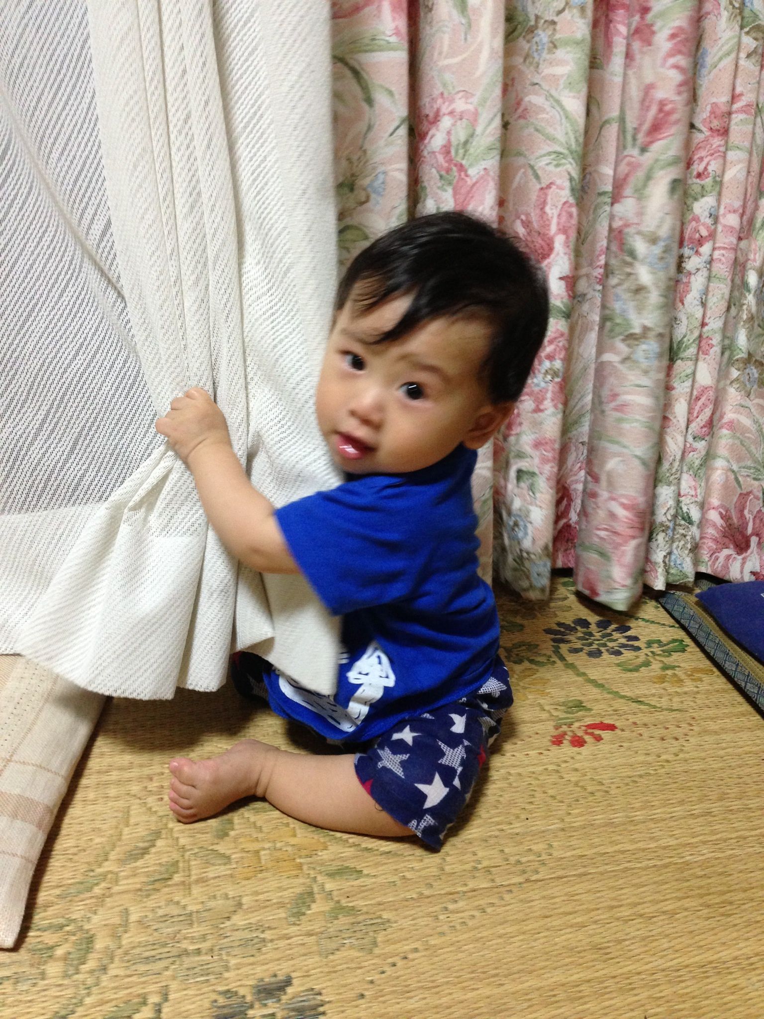 カーテンで遊んでまーす