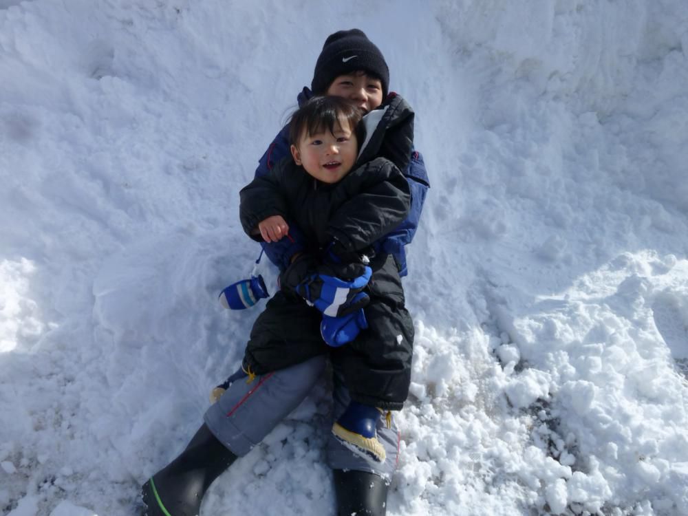 二人で雪遊び