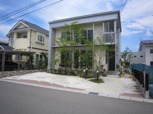 樹木が入って、外構工事完成しました！
