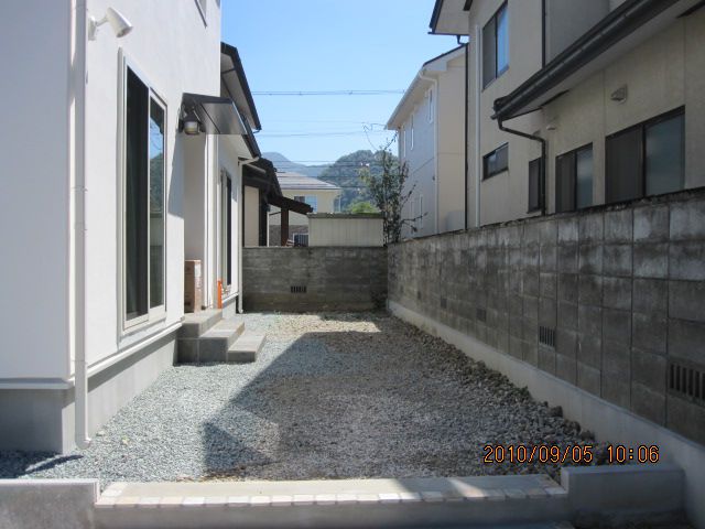 玄関の目の前がお隣の御風呂場！目隠ししたい！