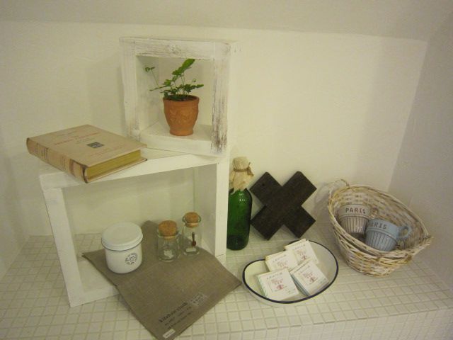 カワイイ！雑貨も展示しました。「私のしろい家」