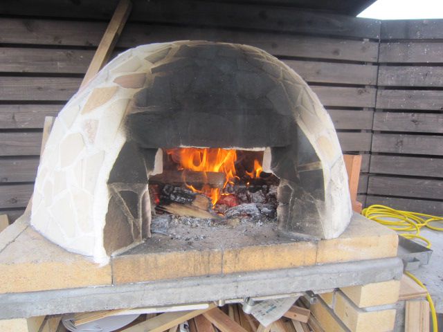 これからピザを焼きます。良かったら来てください。