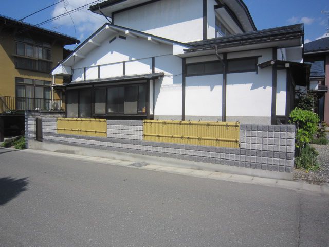 今年唯一の和風の塀です。