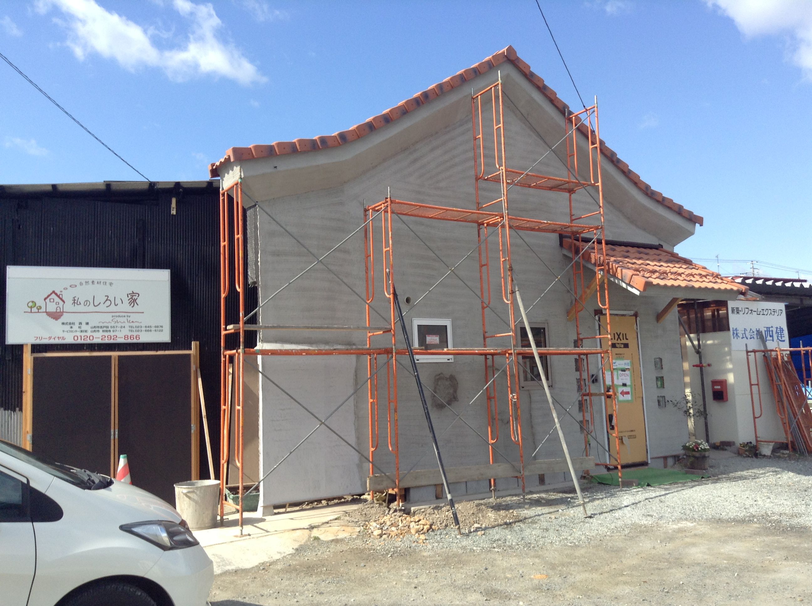 増設中の「私のしろい家」展示場。外壁下塗り完了です。