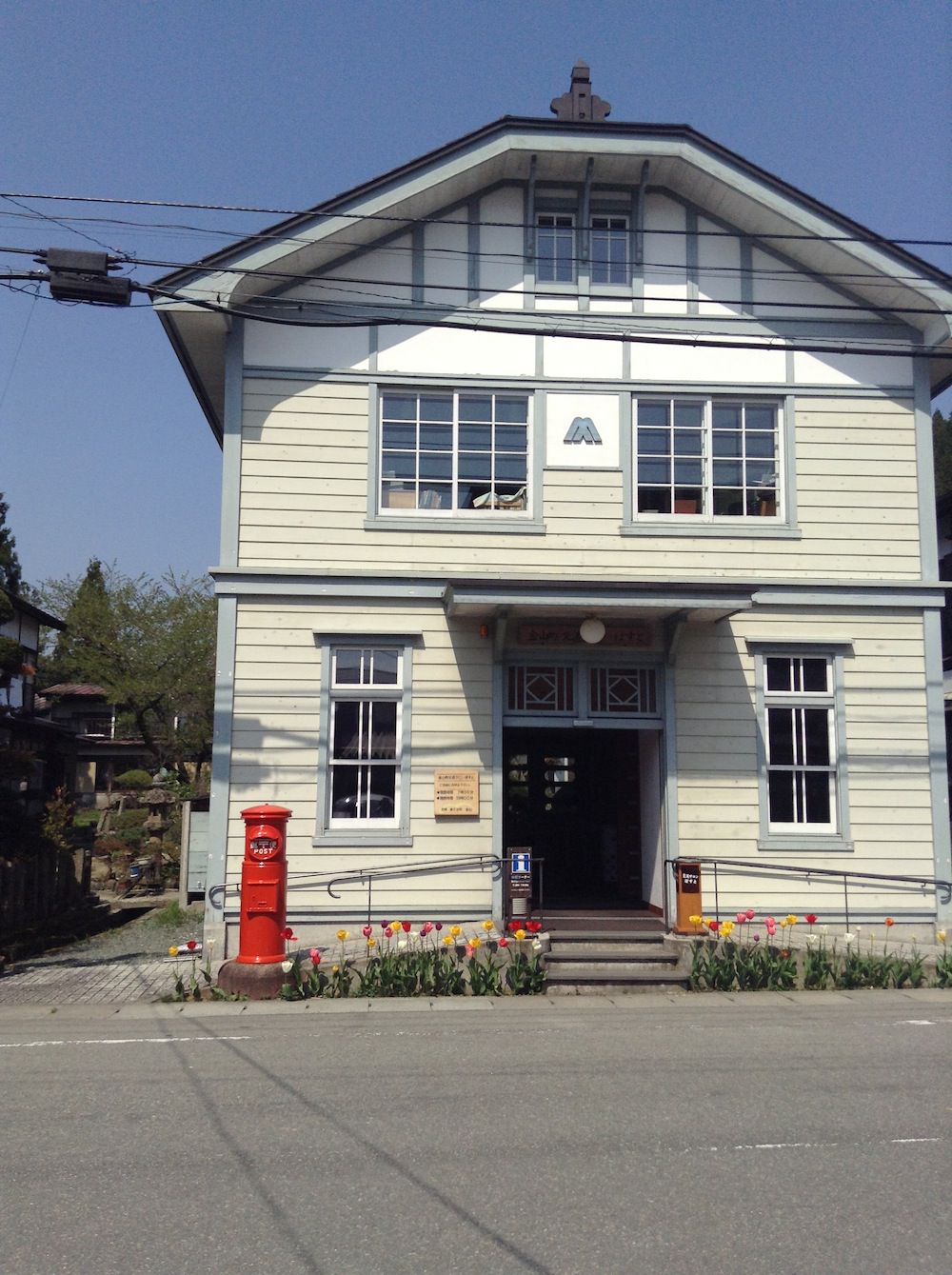 赤いポストのある金山町