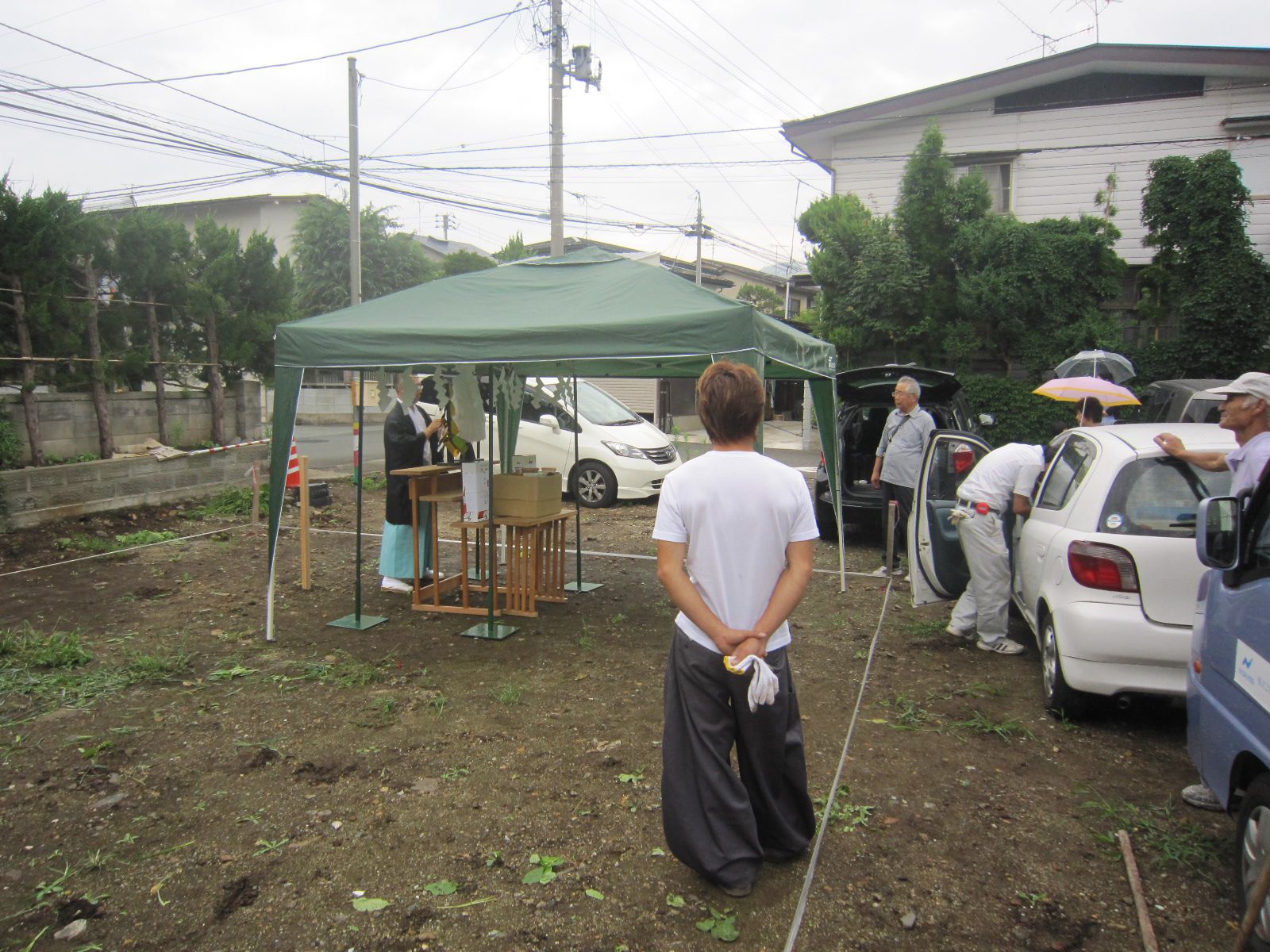 昨日は小雨の中、地鎮祭を行いました。