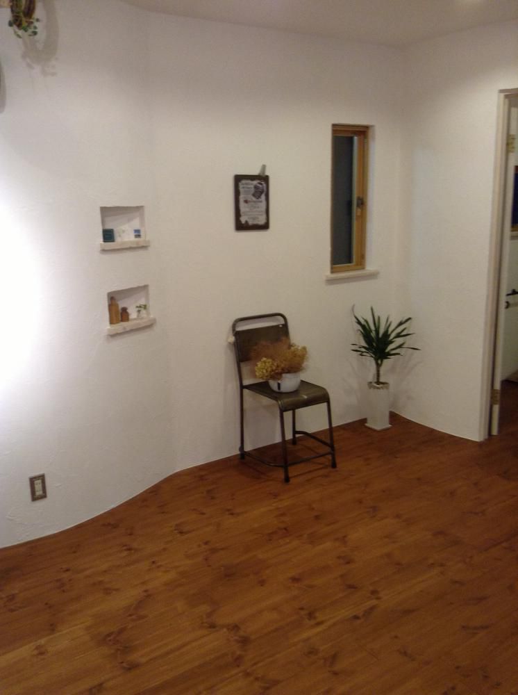 この椅子のところに薪ストーブを置く話でストーブ屋さんが来ています。