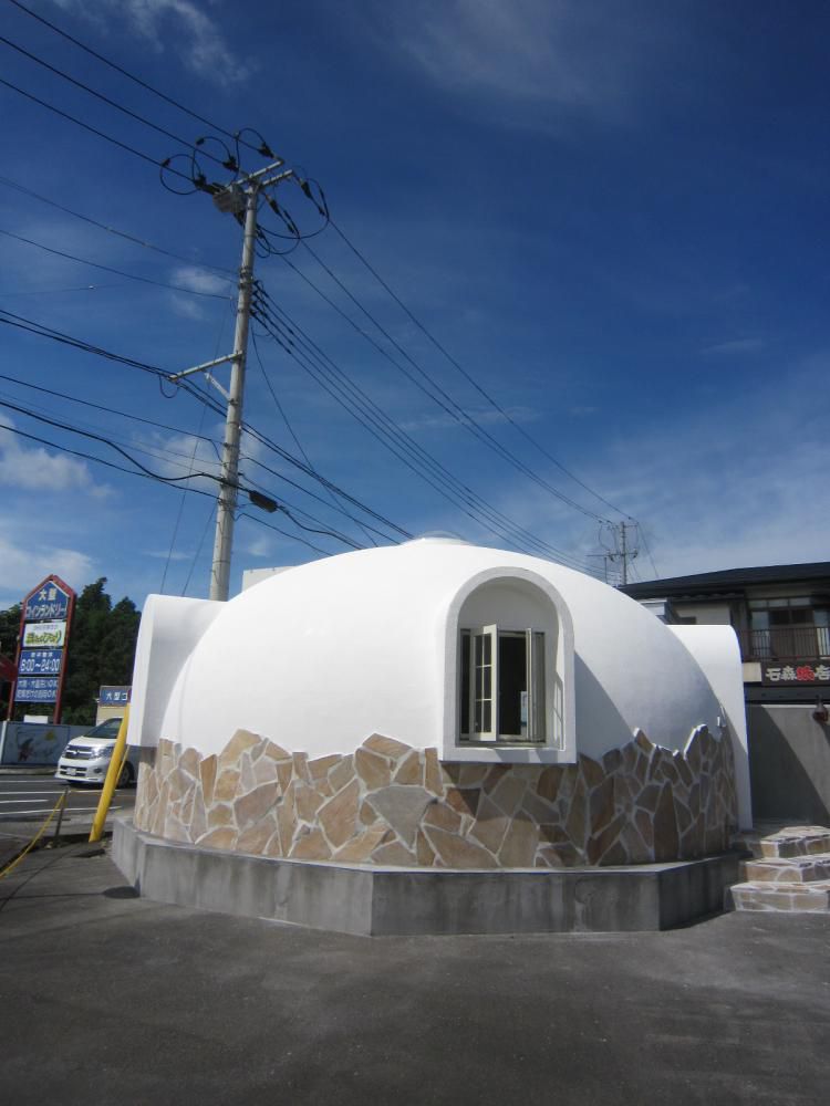 青い空にドームハウスがばっちりです。