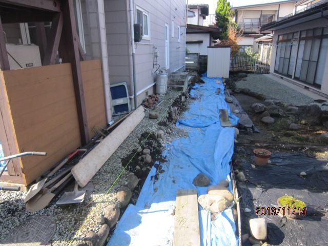 軽トラも入らないところの土留工事。すべて人海戦術です。