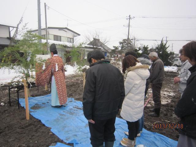 雪をかきわけ地鎮祭。