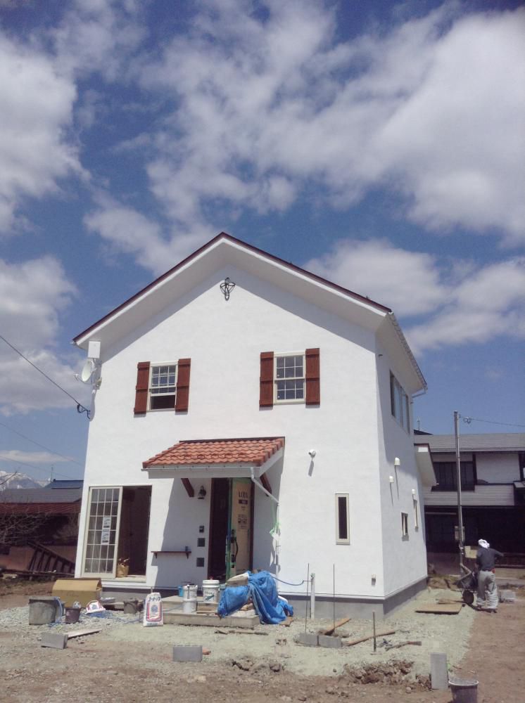 ４/２９日の「私のしろい家内覧会」に向けて外構工事も始めました。