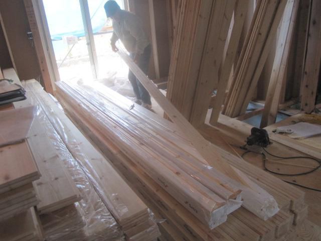 「私のしろい家」住吉台、無垢床材をはりはじめました。