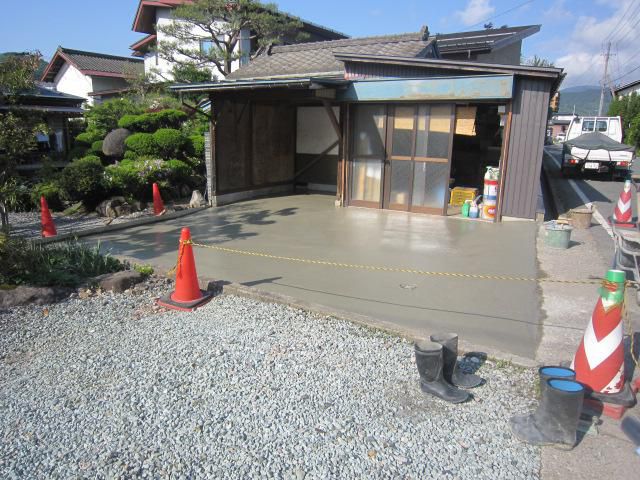 ご近所の車庫土間コン打ち完了です。