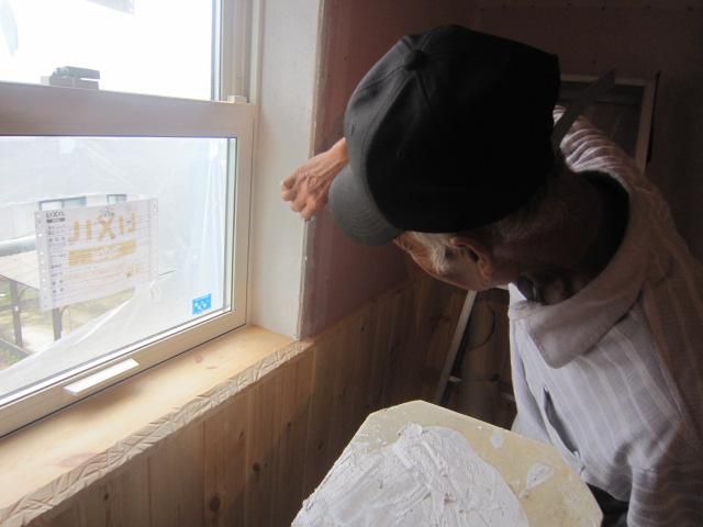 「私のしろい家」住吉台、雨なので内部工事先行です。