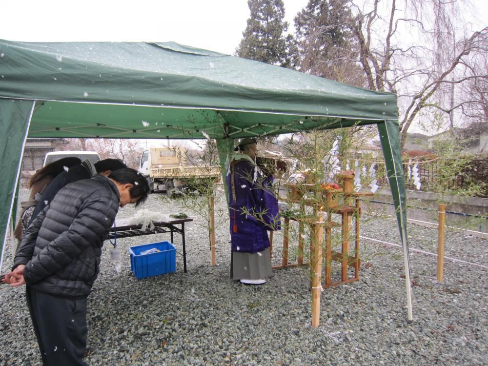 ちょっと寒い日の地鎮祭でした。「私のしろい家」