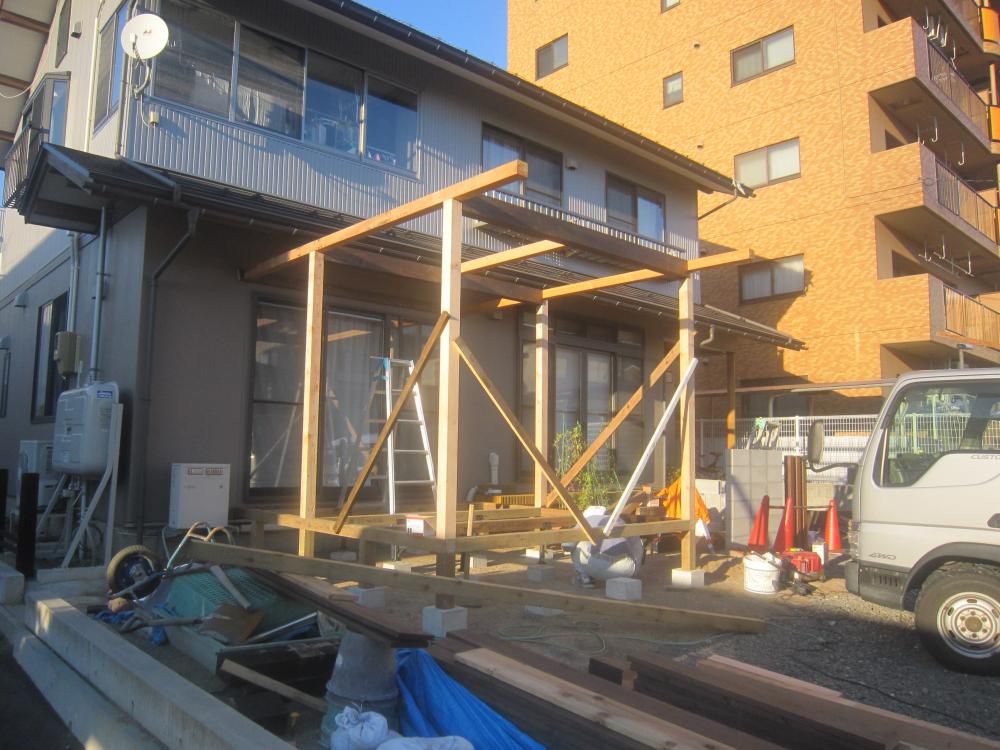 パーゴラ付ウッドデッキ製作中！