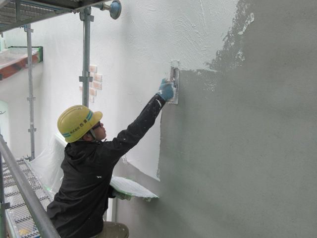 「私のしろい家」小白川。外壁仕上げ中！！真っ白です！
