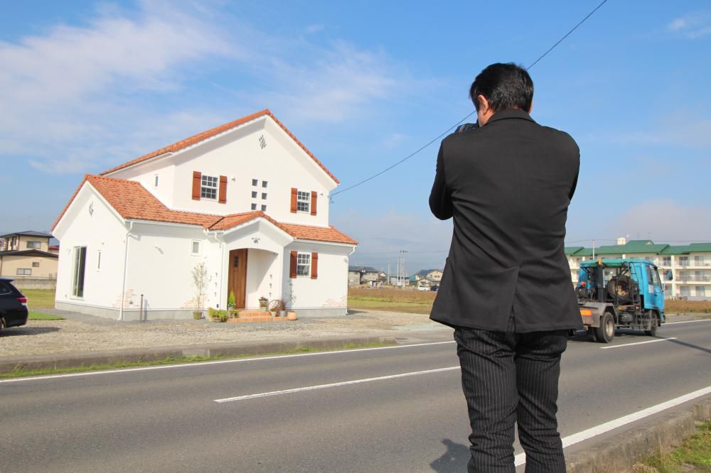「私のしろい家」谷地　朝日に輝くしろい家　雑誌用の撮影しました！