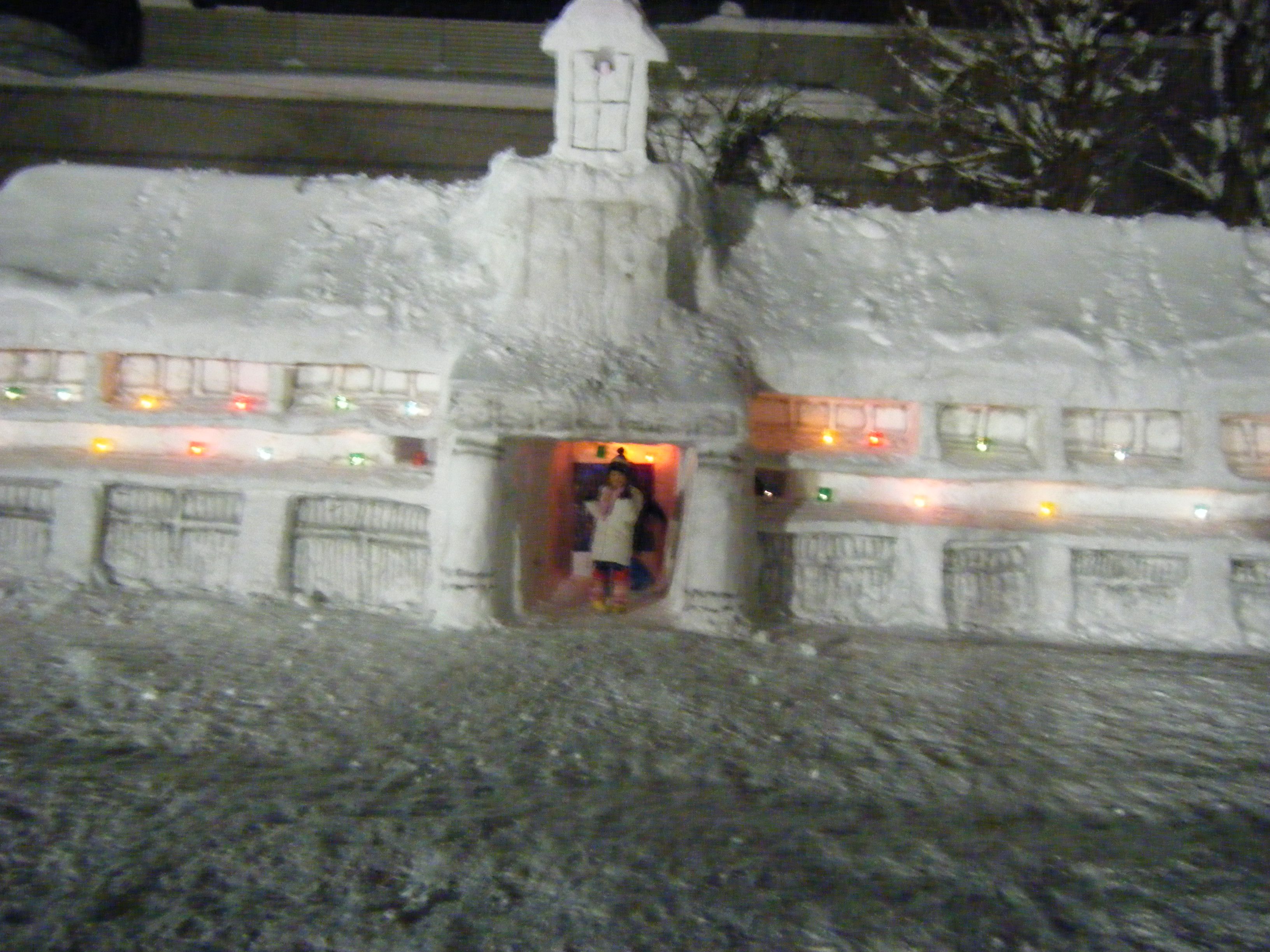 雪まつり会場銀山温泉旅館です
