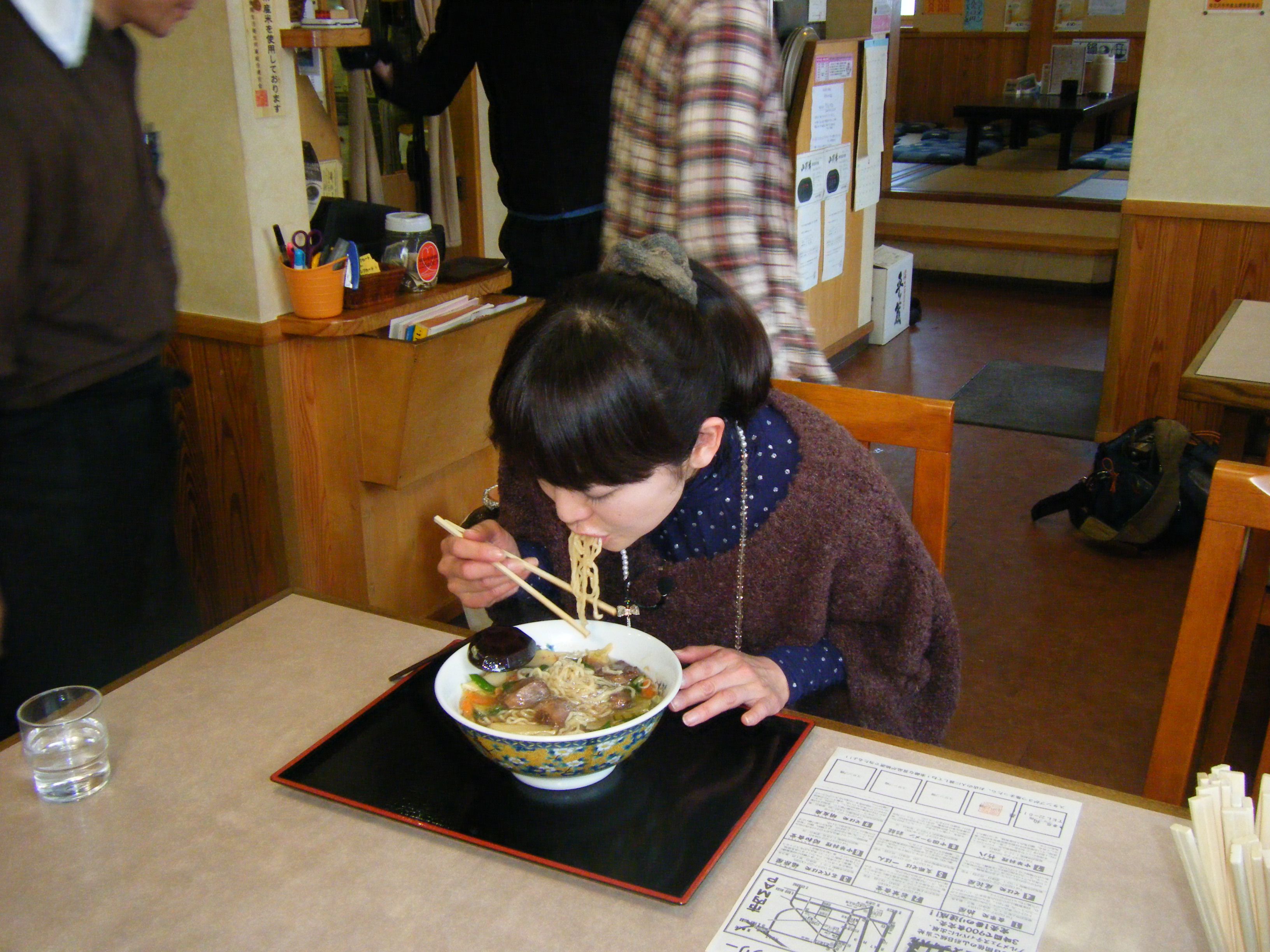 おばなざわ牛らーめんがミヤギテレビに取材です