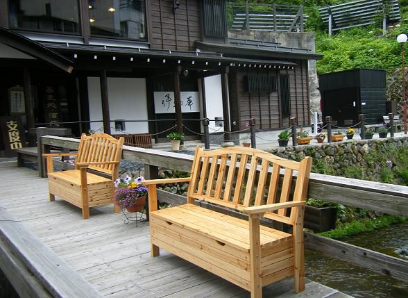 銀山温泉に休憩用ベンチが設置されました
