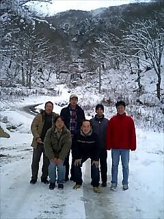 山奥の一軒宿を背に記念撮影（●＾o＾●）
