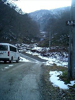 宿の前に雪はない・・・宿前に雪はある・・・？