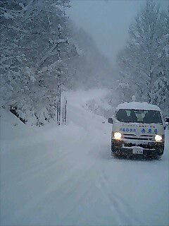 山は白銀ぇ夕日は浴びられない？