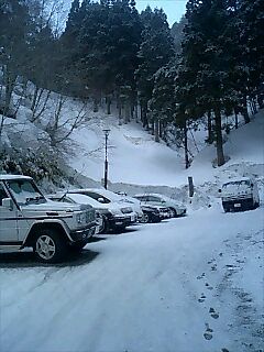 8日17時現在、山奥は雪です。