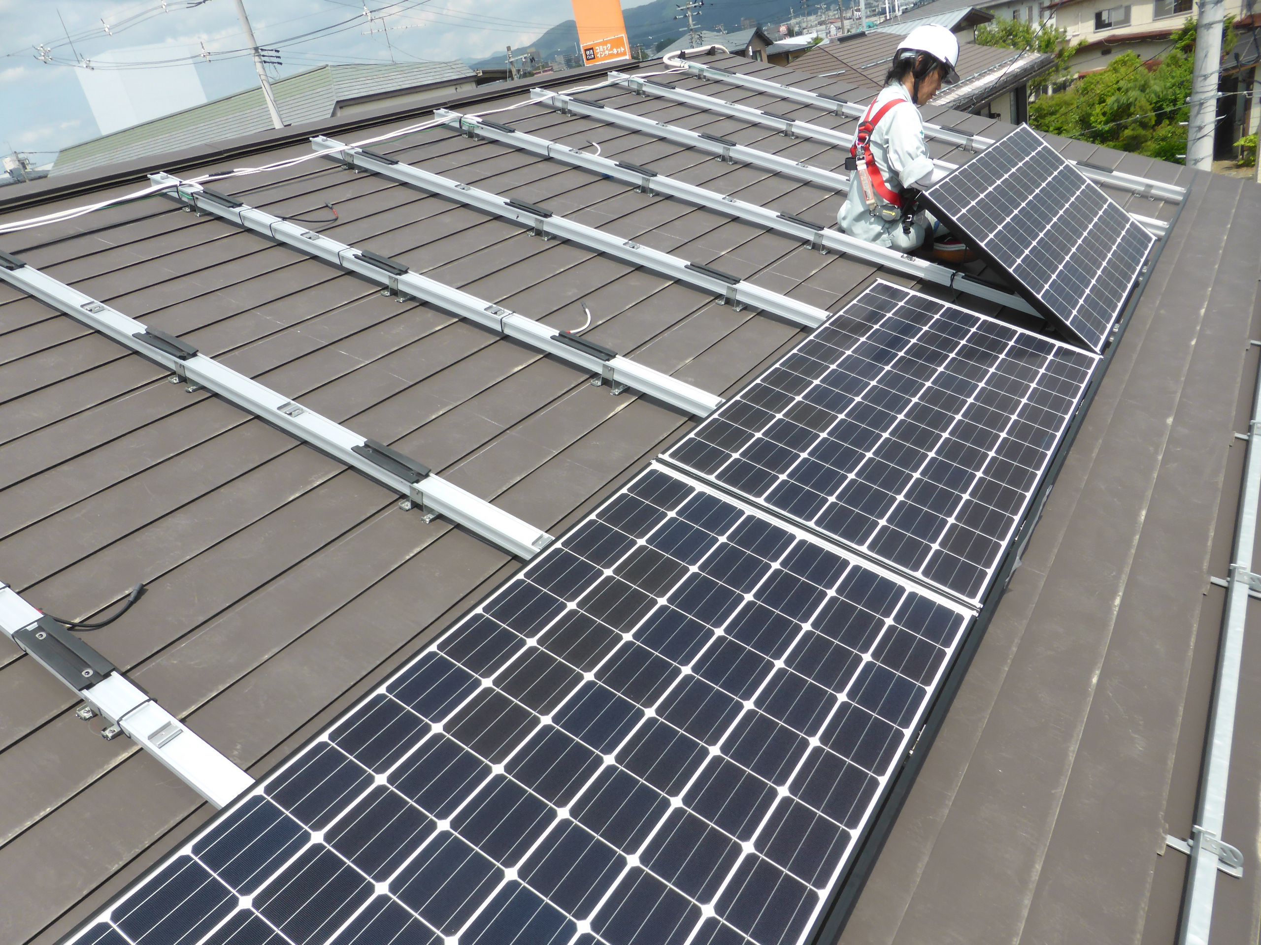 夏日の今日は太陽光パネル工事