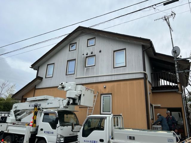 高所作業車が必須です。