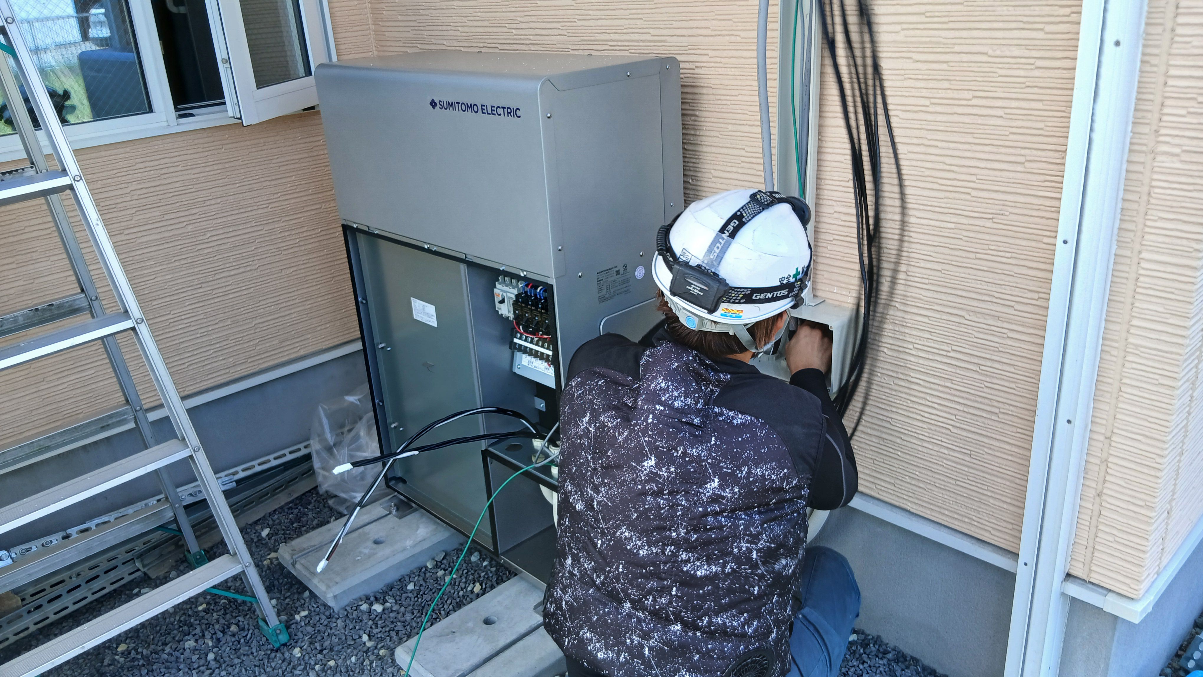 屋外蓄電池工事！