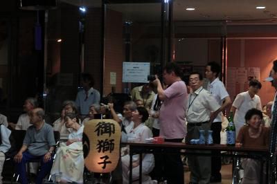 成田黒獅子祭り　⑬黒獅子と病院の患者さん