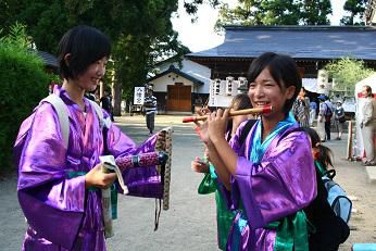 成田村にデデンコの音色が響きます