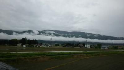西山に霞たなびく