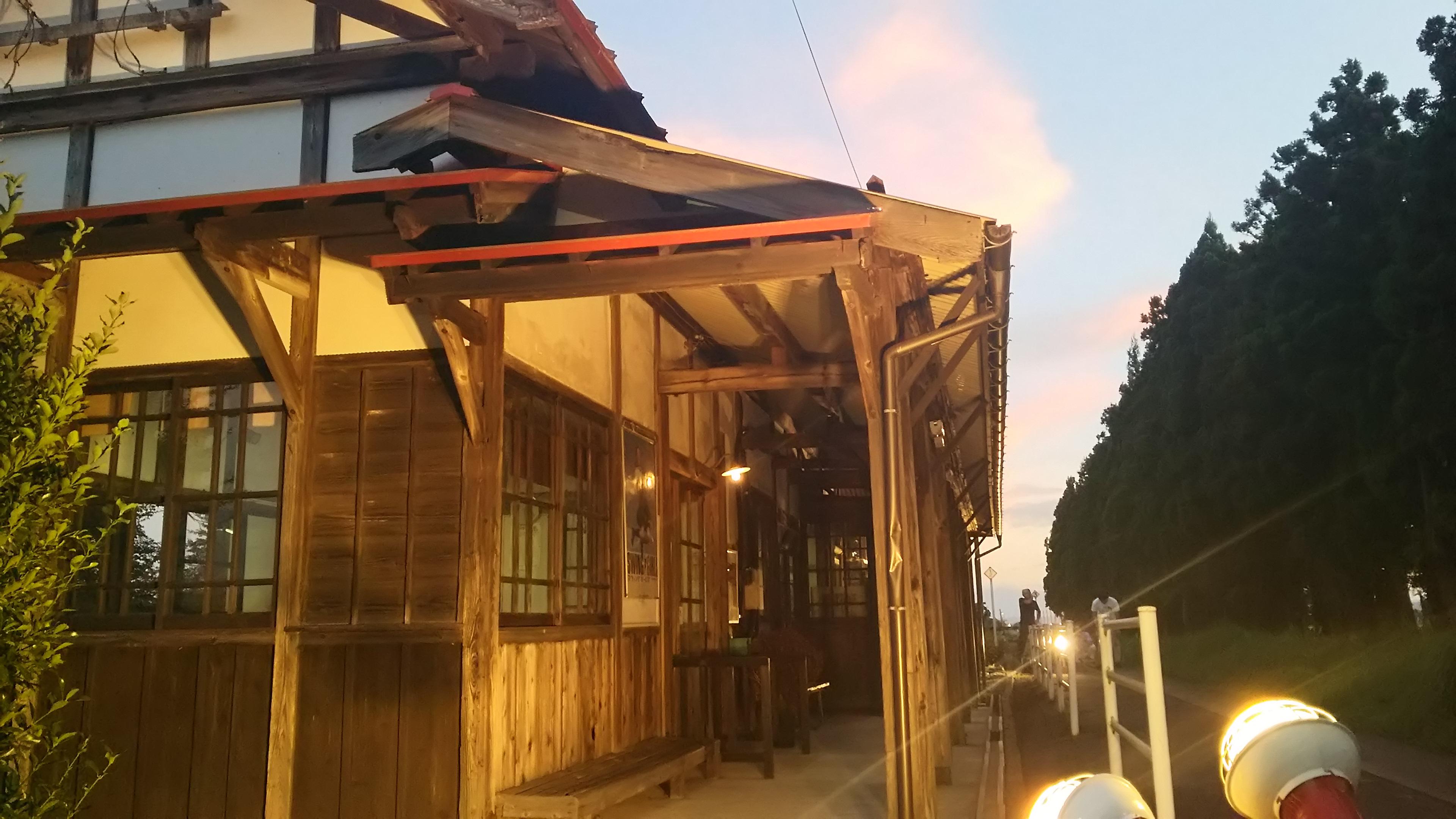 木造駅舎のライトアップ