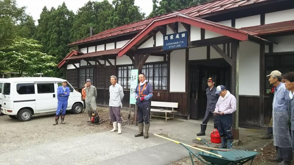 成田駅の草刈作業
