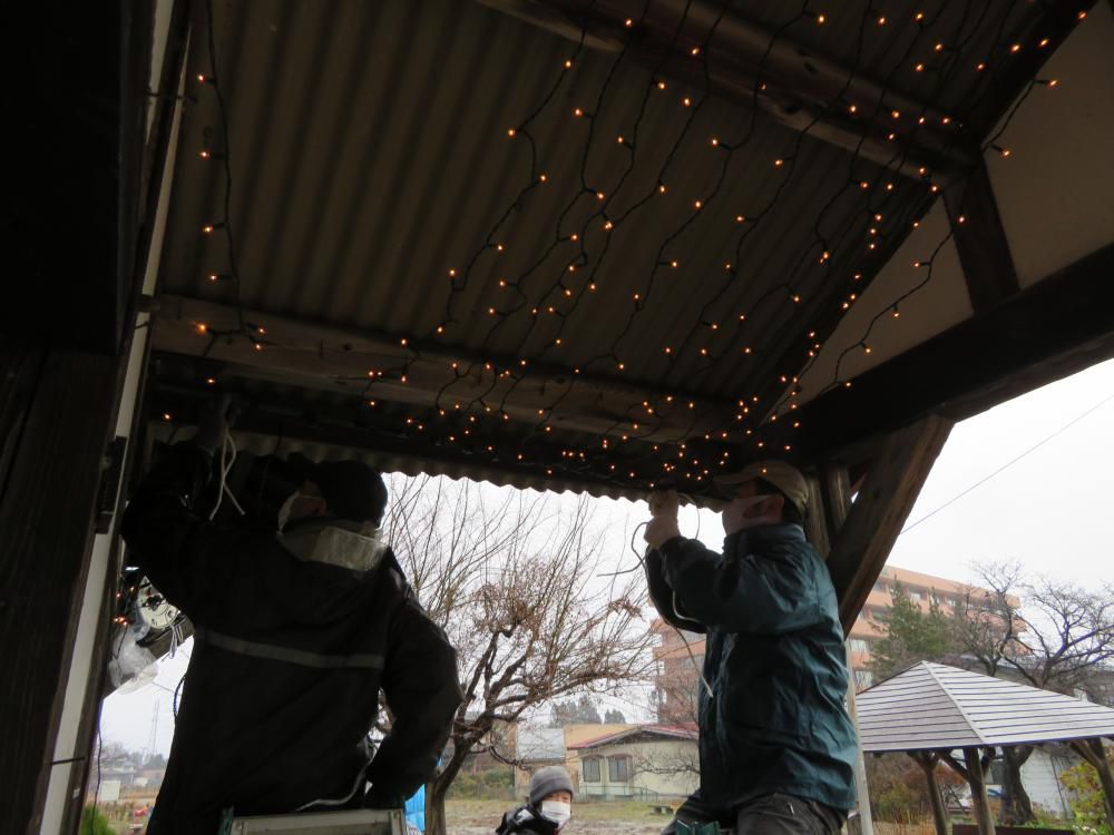 雪囲いと電飾設置作業