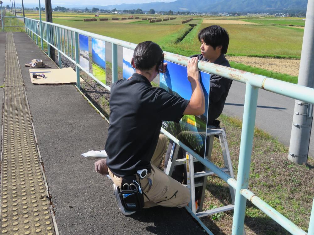 白兎駅に四季の写真看板